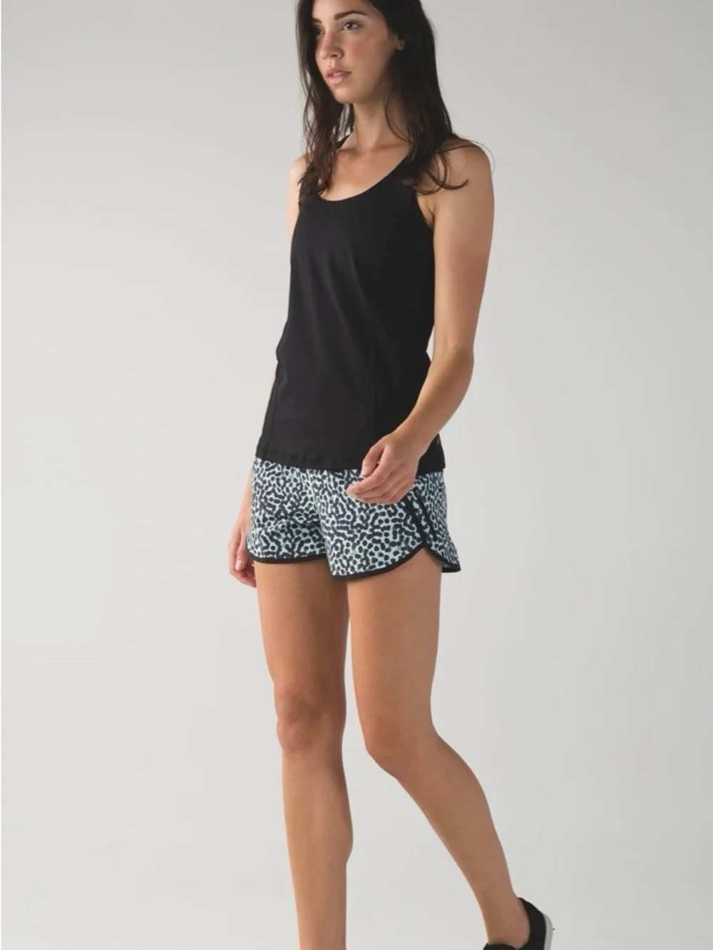 Lululemon Hotty Hot 4” Shorts Size 4 Blue Leopard